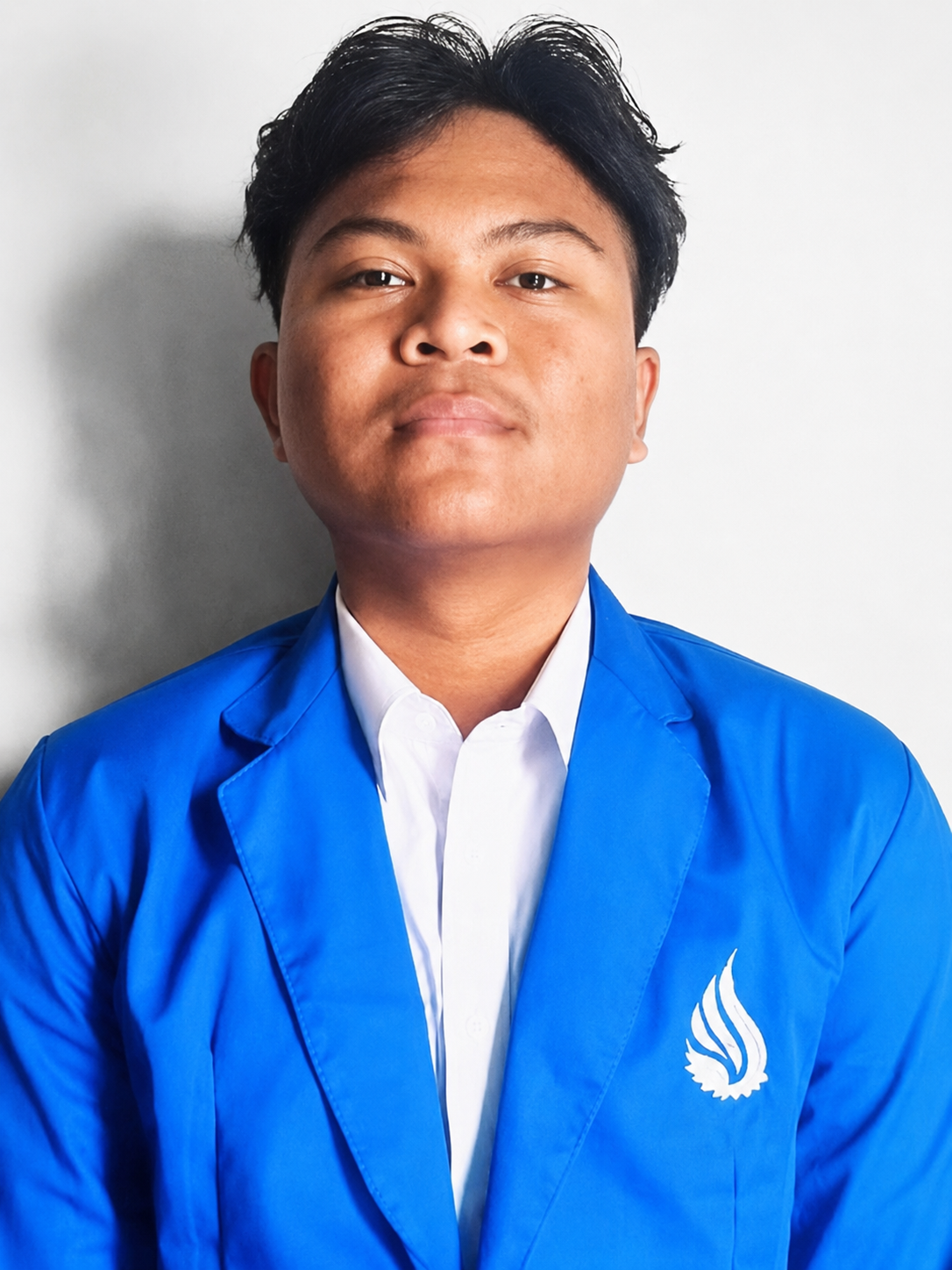 I Made Teja Naditya mengenakan jas almamater ITB STIKOM Bali